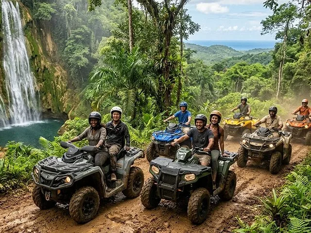Gruppo di persone in ATV su un sentiero fangoso vicino a una cascata.