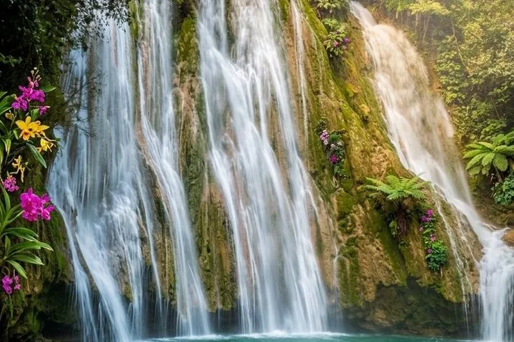 Close-up of El Limón Waterfall cascading over mossy rocks.