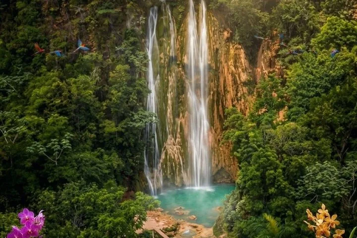 El Limón-waterval omringd door weelderige groene tropische vegetatie.