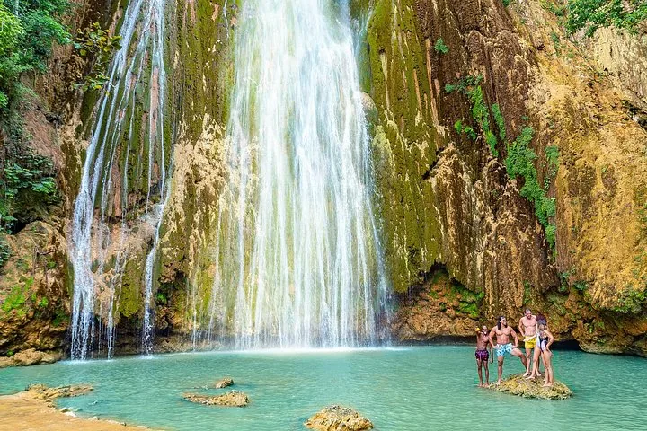 Groep mensen poseert bij de poel van de El Limón-waterval.
