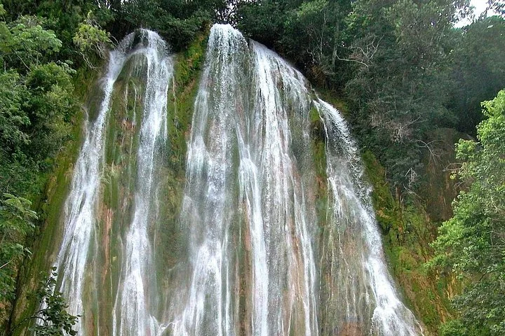 Detailed view of water falling over the rocks at El Limón.